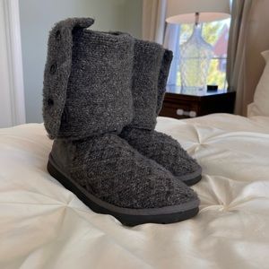 Lattice Cardi Uggs Size 9